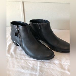 Ecco 40 black ankle booties. Double zip, low heel .